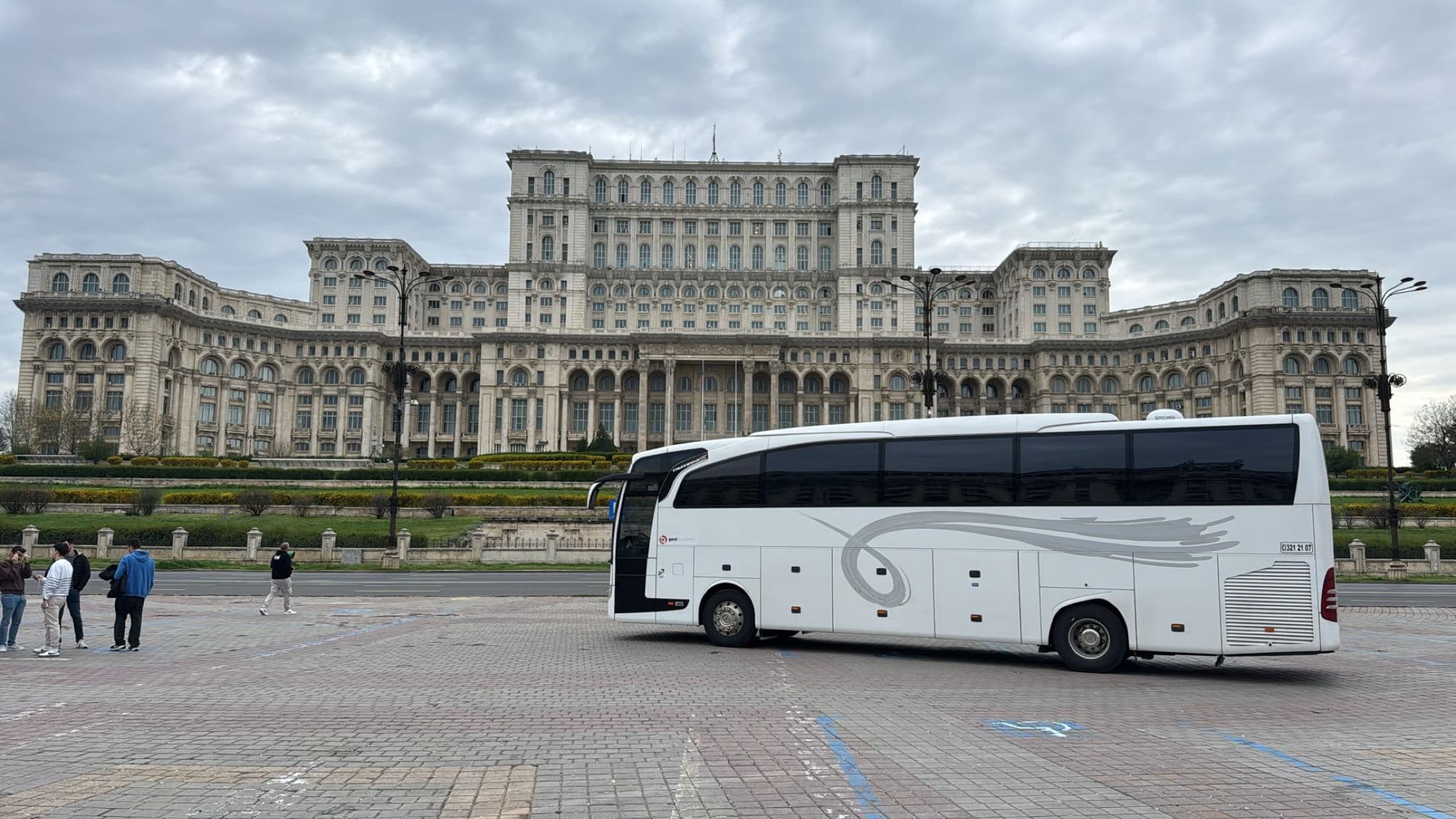 Bükreş Parlamento Sarayı önünde tur otobüsü