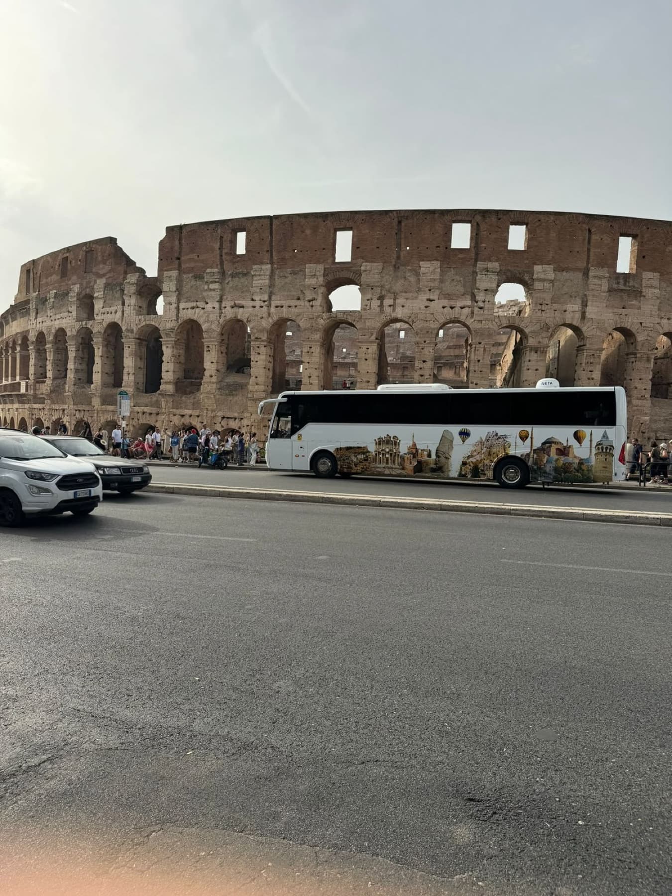 Roma Kolezyum önünde tur otobüsü