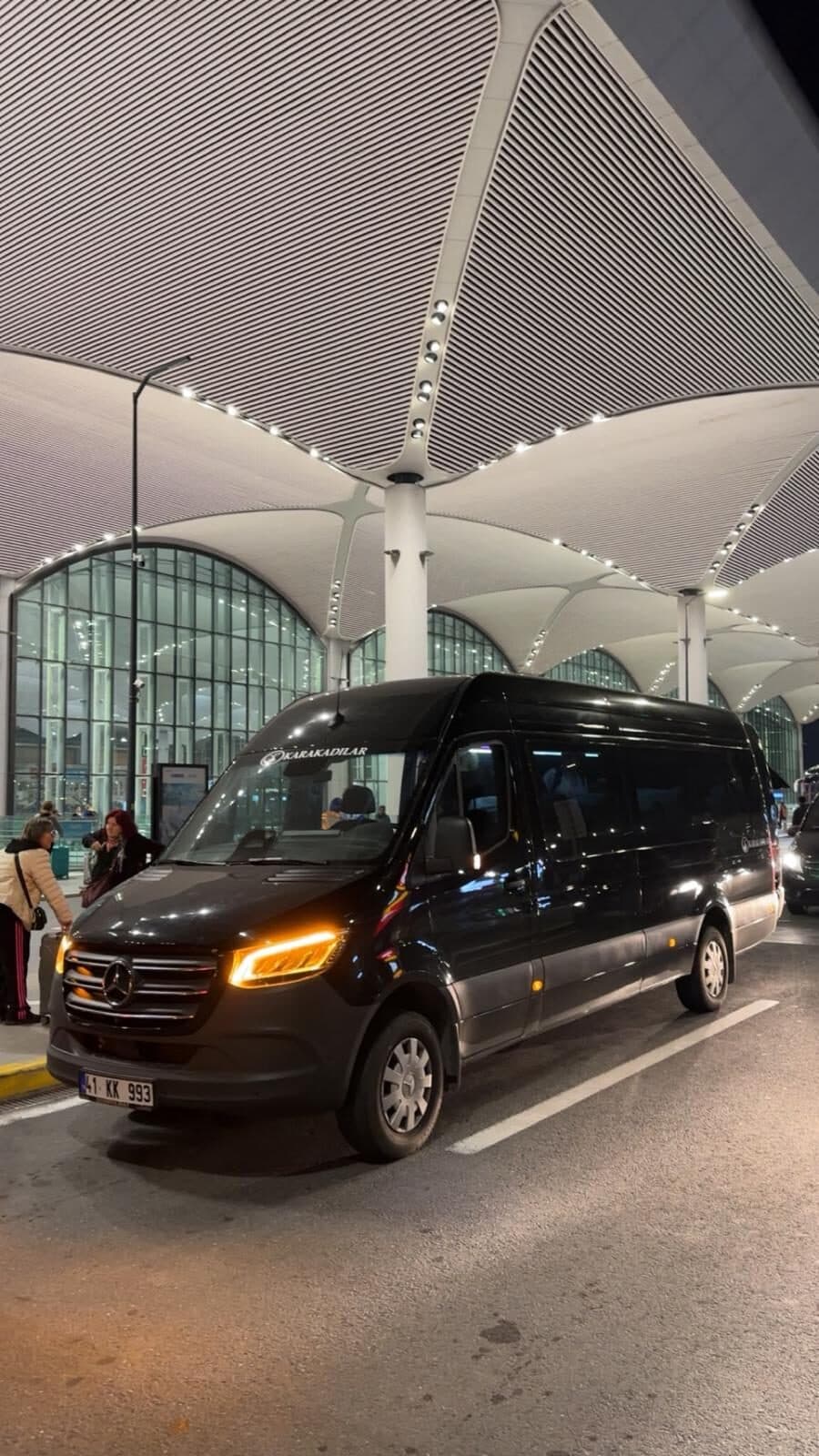 İstanbul Havalimanı'nda Mercedes Sprinter VIP transfer aracı