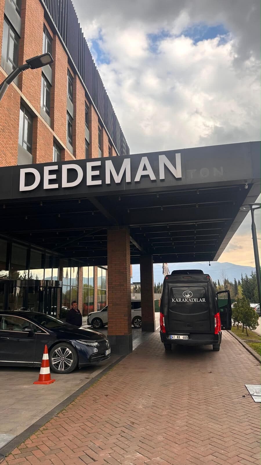 Dedeman Otel önünde VIP transfer aracı