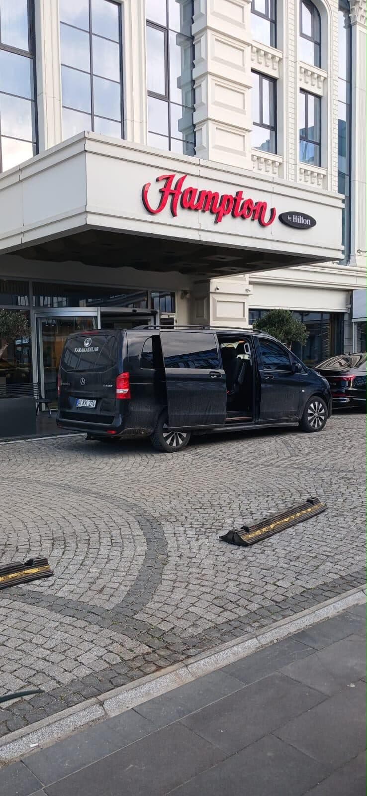 Hampton by Hilton önünde VIP transfer aracı